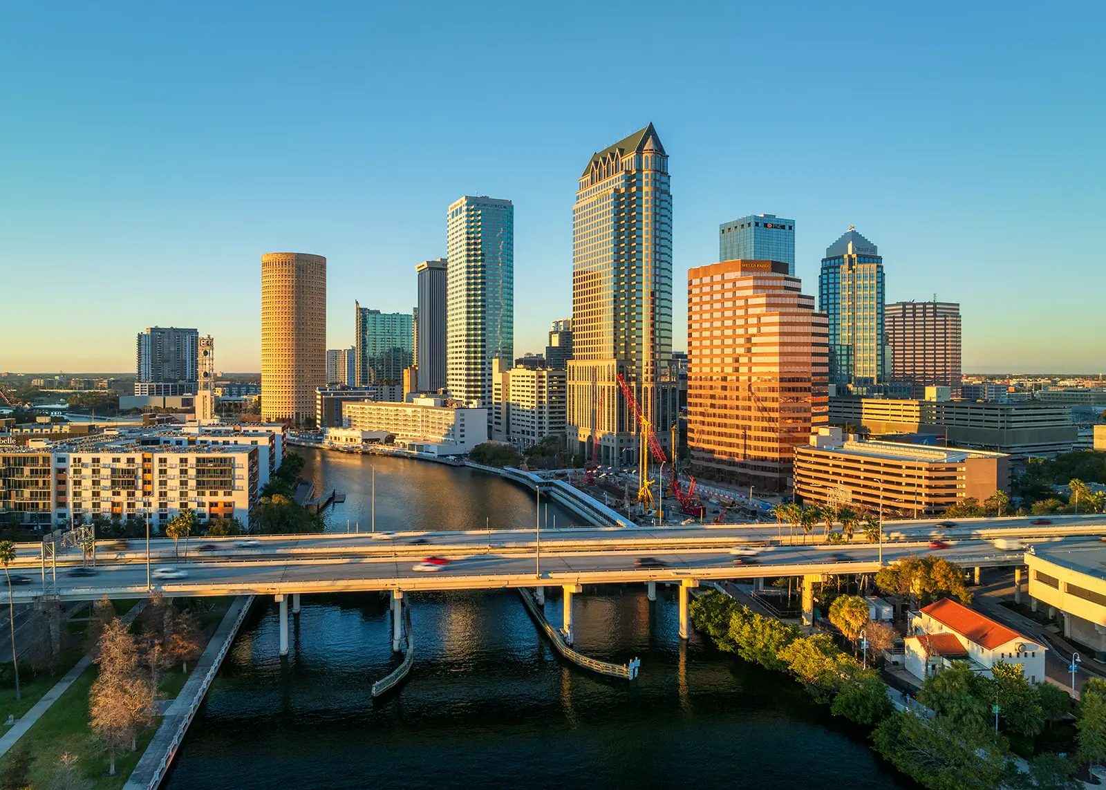 Skyline von Tampa am Fluss im warmen Abendlicht