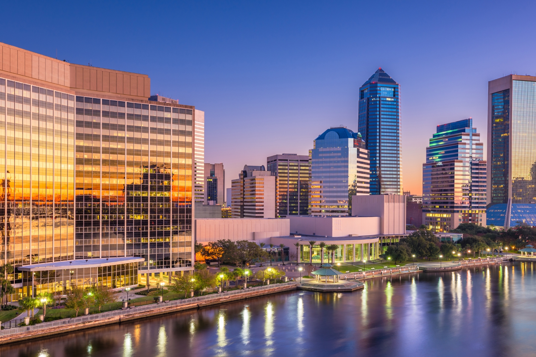 Skyline am Wasser in Florida im Abendlicht